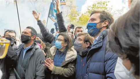  ?? // GUILLERMO NAVARRO ?? Ana Vázquez, José Luis Martínez-Almeida y Pablo Casado, en la manifestac­ión policial