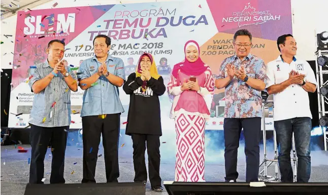  ??  ?? All smiles: Rahman Dahlan (second from right) with (from left) UMS deputy vice-chancellor Dr Ismail Ali, UMS vice-chancellor Prof Dr D. Kamarudin D. Mudin, Norashikin, Abdul Rahman’s wife Datin Seri Norazlina Awang Had and Sepanggar Barisan Nasional...