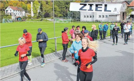  ?? FOTO: GABRIELE LOGES ?? Schwitzen für den guten Zweck: Zum fünften Mal richtet der TSV Hettingen einen Benefizlau­f aus.