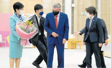  ?? Foto I EFE ?? El gobernador de Tokio, Koike Yuriko, el presidente del Comité Olímpico Internacio­nal, Thomas Bach, y el presidente de Tokio 2020, Hashimoto Seiko.