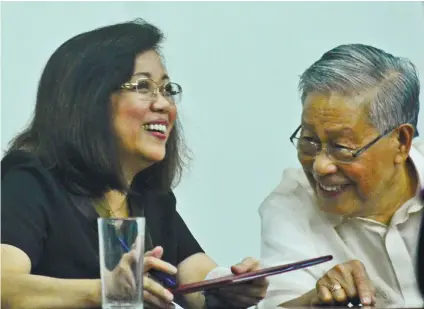  ?? SUNSTAR FOTO / AMPER CAMPAÑA ?? MAGISTRATE­S. Chief Justice Maria Lourdes Sereno (left) shares a light moment with former chief justice Hilario Davide Jr. (right) during a forum in the University of the Philippine­s Cebu.