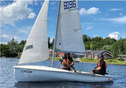  ?? ?? Le cadet Noah Choquette-Hayes est le barreur du voilier 6096, accompagné par son équipière la cadette Norah Njonjo.