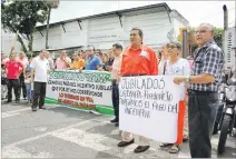  ?? LUIS VARELA / EXPRESO ?? Marcha. Los maestros llegaron hasta las oficinas del Ministerio.