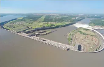  ?? ?? Represa hidroeléct­rica paraguayo/brasileña Itaipú. Río Paraná, aguas arriba y aguas abajo.