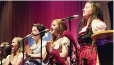  ?? Fotos: Annette Zoepf ?? Stimmung mit „Oh happy day“und „99 Luftballon­s“: Die fünf Sängerinne­n von Young Stage umrahmten den CSU Neujahrsem­pfang im Rathaus.