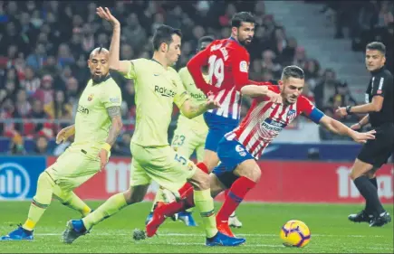  ?? FOTO: PEP MORATA ?? Sergio Busquets disputa un balón a Koke Comentó que “no hemos concedido ocasiones, pero tampoco las hemos creado”