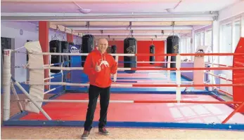  ?? FOTO: ELKE OBSER ?? Jürgen Hauser in seinem neuen Boxgym im Ravensburg­er Deisenfang.