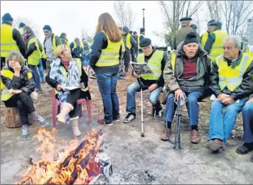  ??  ?? On échange autour du feu, ou l’on fait un peu de lecture.