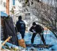  ?? Foto: Matthias Balk, dpa ?? Polizisten durchsuche­n den Garten der Studenten WG.