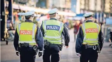  ?? RP-FOTO: ANDREAS ENDERMANN ?? In der Altstadt sind mehr Polizisten auf Streife als vor einigen Jahren. Das schreckt offenbar Straftäter ab.