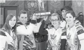  ?? TIM GALL FOR THE OTTAWA CITIZEN ?? From left, Rachel Homan, Emma Miskew, Alison Kreviazuk, coach Earle Morris and Lisa Weagle raise the Ontario Scotties championsh­ip trophy following their victory Sunday. Homan’s team now heads to the Canadian Scotties Championsh­ips Feb. 16-24 in...