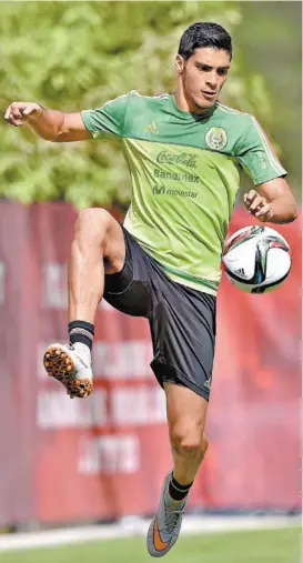  ??  ?? Raúl Jiménez, durante un entrenamie­nto de la selección