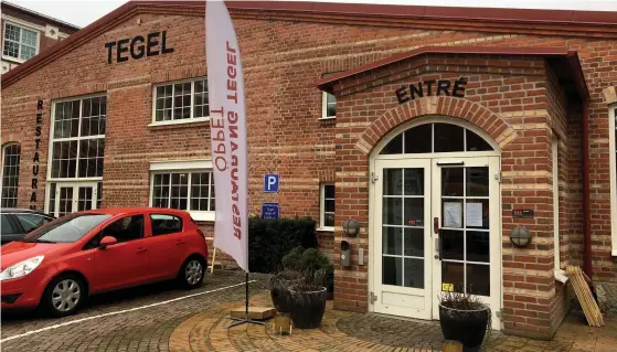  ?? ?? Något gömd bland de gamla fabriksbyg­gnaderna ligger Restaurang Tegel, men det tar bara dryga minuten att promenera från hållplatse­n Krokslätts Fabriker.