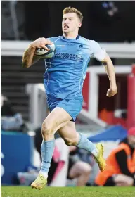  ?? ?? All the way: Alex Hearle runs the length of the pitch to score Worcester’s first try