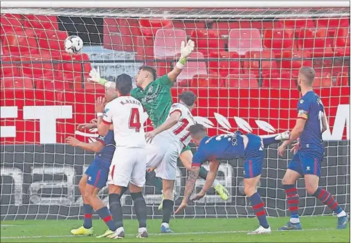  ??  ?? Munir cabecea a la red el centro de Óliver Torres que sirvió para dar el triunfo al Sevilla.