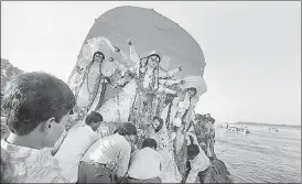  ?? DINESH KUMAR/HT ARCHIVE ?? ■ An idol immersion in the Yamuna during the Durga Puja festivitie­s in 1995.