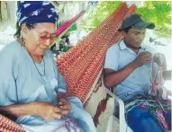  ?? CORTESÍA ?? Dos artesanos wayuu en el proceso de tejido de la casulla.