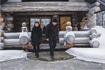  ??  ?? Juha har byggt familjen Karppinens hus i Kersilö och bor kvar där som en av byns knappt 60 invånare. Dottern Riikka har flyttat till Helsingfor­s men besöker hemmet varje månad. Far och dotter åker tillsamman­s in till centrala Sodankylä för att represente­ra VF respektive De gröna på fullmäktig­emötena.