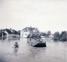  ?? VANCOUVER SUN/PNG MERLIN ARCHIVE ?? The 1948 Fraser Valley flood, pictured above, destroyed 2,000 homes. Many communitie­s in B.C. are at risk of flooding, experts say.