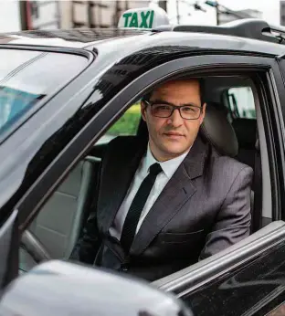  ?? Danilo Verpa/Folhapress ?? Carlos Bruno de Oliveira, 47 anos; taxista diz que deve 12 parcelas à prefeitura, além de três prestações do financiame­nto do carro e um empréstimo no banco