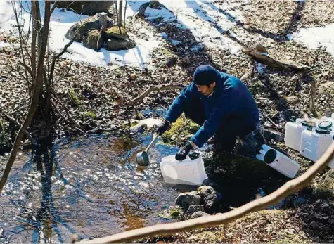  ?? Foto: Neopa Inc. ?? Noch ist das Wasser rein: Takumi füllt Wasser für seine Nudelsuppe­n im Bergbach ab.