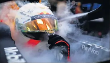  ??  ?? Verstappen, sentado en el Red Bull en medio de una nube de vapor de hielo seco en el GP de España 2020.