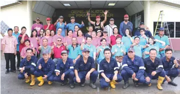  ??  ?? Chin (seated centre) – flanked by Lee on his left and Ilbaes – joins his staff and Kampung Seratau residents in a group photo.