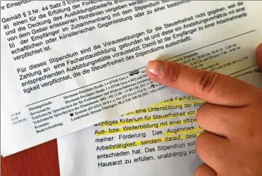  ??  ?? Das Finanzamt begründet in einem Schreiben an die Stipendiat­en die Steuerpfli­cht. Foto: Tino Zippel