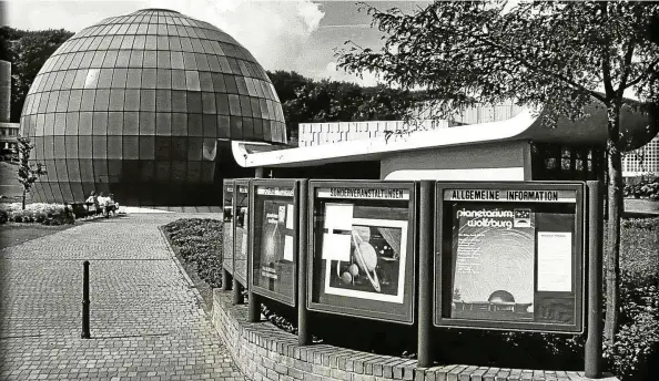  ?? FOTO: STADT WOLFSBURG ?? Historisch­e Aufnahme des Zeiss-planetariu­ms in Wolfsburg. Bis heute hat sich das Äußere kaum verändert.