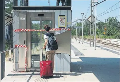  ?? PERE DURAN / NORD MEDIA ?? Los viajeros se ven obligados a utilizar las escaleras o un paso peligroso sobre las vías del tren