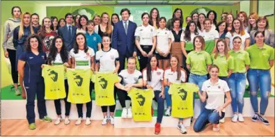  ??  ?? FOTO DE FAMILIA. Deportista­s y periodista­s posan junto al secretario de Estado para el deporte.