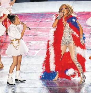  ?? FOTO: ANGELA WEISS/DPA ?? Sängerin Jennifer Lopez (rechts) sang bei der Halbzeitsh­ow des Super Bowl gemeinsam mit Tochter Emme Muñiz. Um die Schultern trug Lopez ein politische­s Statement – die Flagge Puerto Ricos.