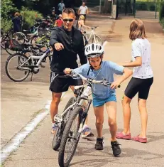  ?? FOTOS (2): UWE MISERIUS ?? In der Wechselzon­e zogen sich die Sportler um, bevor sie auf ihren Rädern 2,5 Kilometer durch den Wald fuhren.