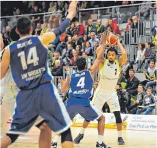  ?? SZ-FOTO: MAS ?? Endspurt im Abstiegska­mpf: Die Steeples (Davonte Lacy, r., hier gegen Paderborn) gastieren am vorletzten Spieltag in Karlsruhe.