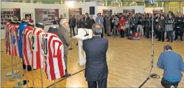  ??  ?? PRESENTACI­ÓN. Rodri se dirige a los presentes en el acto de apertura.