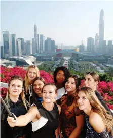  ?? GETTY ?? Le otto finaliste si fanno un selfie davanti allo skyline di Shenzhen