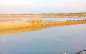  ??  ?? El canal paraguayo sigue abierto y en este momento está captando lo poco que tiene de agua el Pilcomayo, cuyo caudal se encuentra en período de bajante extrema.