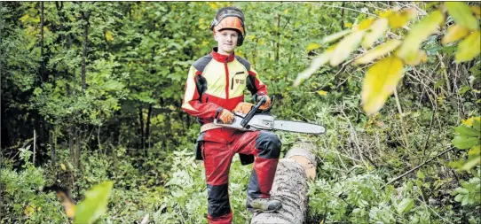  ?? [ Stadt Wien/Jacky Zoe ] ?? Daniel H. verbringt viel Zeit an der frischen Luft. Er ist im dritten Lehrjahr beim Forst- und Landwirtsc­haftsbetri­eb (MA 49) der Stadt Wien.