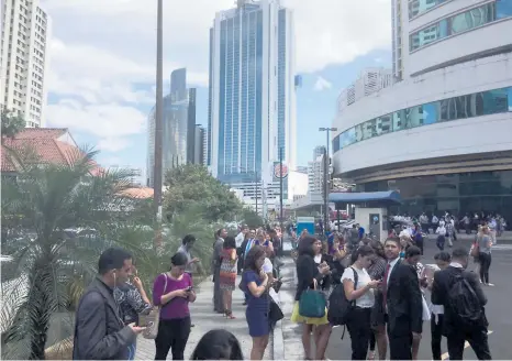  ??  ?? »En bancos y edificios altos se procedió a desalojar a todas las personas que se encontraba­n adentro.