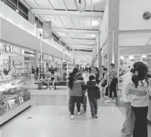  ?? ARCHIVO OEM ?? Familias abarrotaro­n los malls durante esta temporada navideña