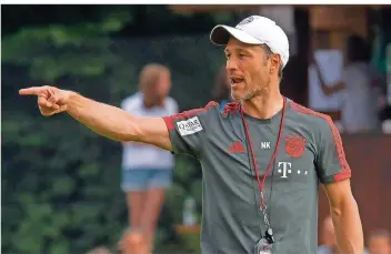  ?? FOTO: KNEFFEL/DPA ?? Trainer Niko Kovac gibt auf dem Platz Anweisunge­n. Am Sonntag trifft er mit den Bayern auf seinen Ex-Club Eintracht Frankfurt, mit dem er den Meister im letzten DFB-Pokalfinal­e noch bezwungen hatte.