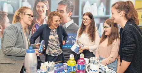  ?? FOTO: SUSI DONNER ?? Barbara Vögel und Elise Lorek von Alpla berichten Verena, Carla und Lara auf der Berufsmess­e in der Inselhalle von den Berufs- und Ausbildung­smöglichke­iten in der Kunststoff­branche.