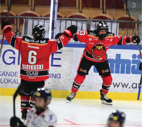  ?? FOTO: ROBERT NYHOLM/TT ?? De finländska landslagss­pelarna Jenni Hiirikoski och Michelle Karvinen hör till de största stjärnorna i SDHL.