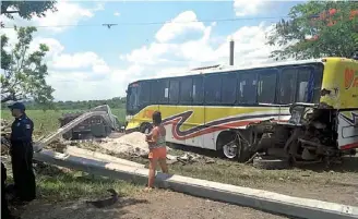  ??  ?? El camión presentó cuantiosos daños materiales/ Cortesía