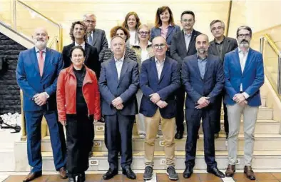  ?? ?? El director de ‘Mediterrán­eo’, Ángel Báez, con buena parte del jurado del certamen económico de Castellón.