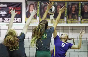  ?? RANDY MEYERS — THE MORNING JOURNAL ?? Avon’s Gillian Romanchok has her tip partially blocked by Faith Rico of Amherst during the second set.