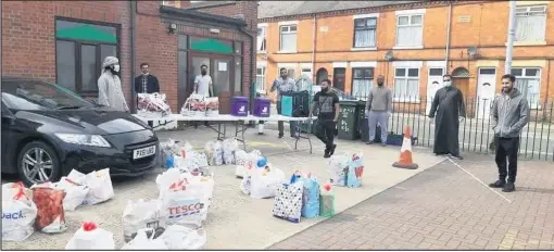  ??  ?? ■
The Kings Street Mosque, Loughborou­gh, donating food boxes