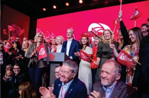  ?? Foto: Frederik Ringnes, NTB ?? ⮉ Statsminis­ter og partileder Jonas Gahr Støre sammen med partiets ordførerka­ndidater under landsmøtet nylig.