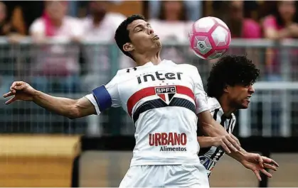  ?? Ronny Santos/Folhapress ?? O meia Hernanes mata a bola no peito, enquanto protege a redonda do lateral santista Victor Ferraz, em lance do clássico do Pacaembu; o Profeta são-paulino sobrou em campo e decidiu o jogo co, seus passes