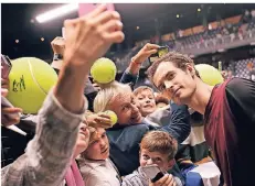  ?? FOTO: AP PHOTO/FRANCISCO SECO ?? Der britische Tennis-Star Andy Murray (rechts) posiert nach dem Turniersie­g in Antwerpen mit seinen Fans.